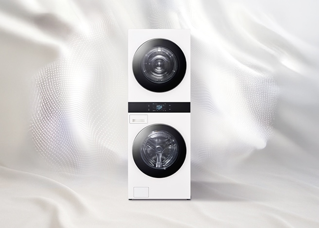 밝은 다용도실에 LG 트롬 AI 오브제컬렉션 워시타워가 중앙에 배치되어 있으며, 오른쪽 선반에는 세탁용품이 정돈되어 있습니다.